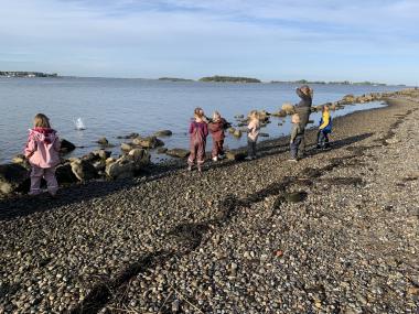 Børnene på tur langs fjorden